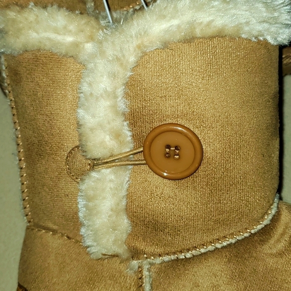 US Sports Booties with Button/Loop Closure & Faux Fur - Picture 6 of 8